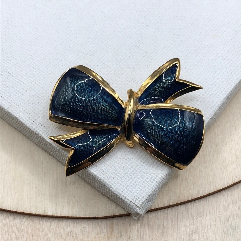 Vintage enamel fancy bow brooch, textured look